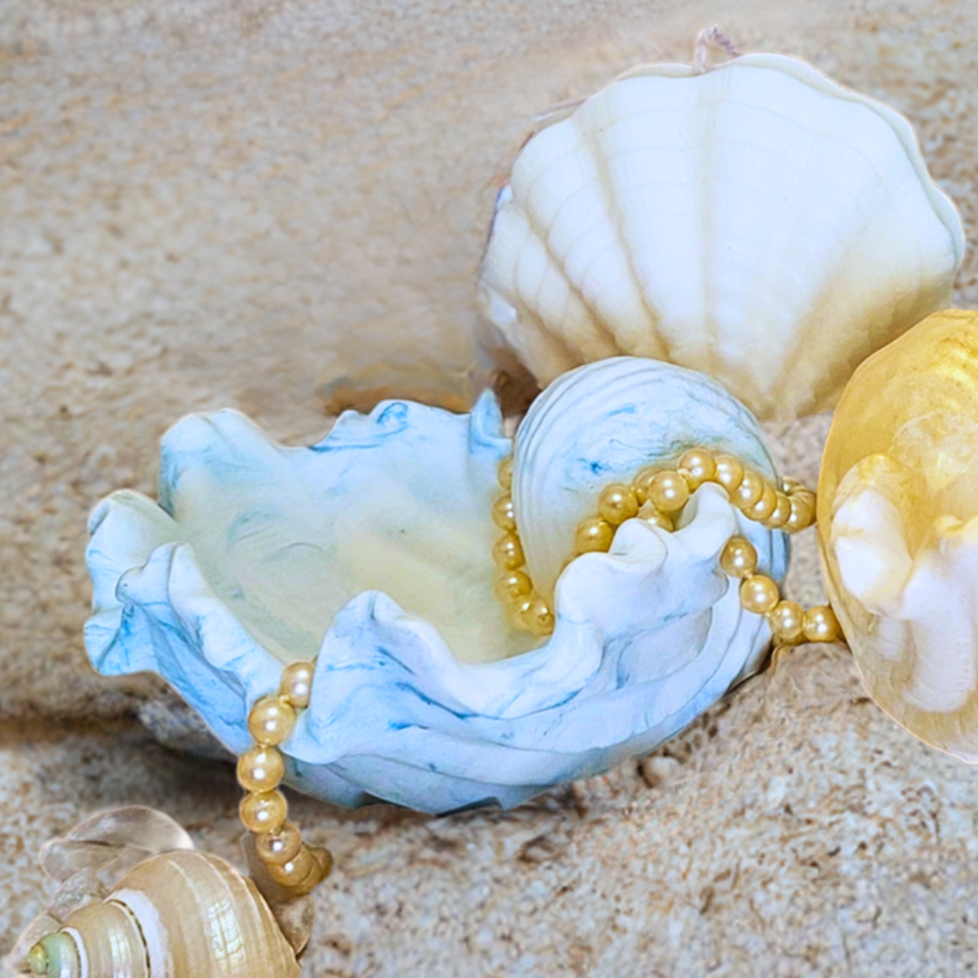 Inspirada en la belleza del océano, Venus es una delicada bandeja con diseño de concha marina, elaborada artesanalmente en resina acrílica biodegradable. Su versatilidad la convierte en el accesorio ideal para guardar joyas, llaves, porta objetos o incluso como recipiente para velas, ya que resiste hasta 200°C.