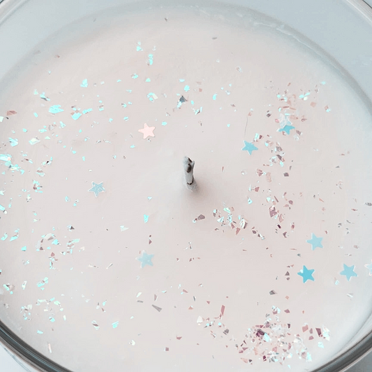 Celebra cumpleaños con magia y aroma: una vela vegana, artesanal y libre de ftalatos, perfecta para regalar y crear recuerdos inolvidables.