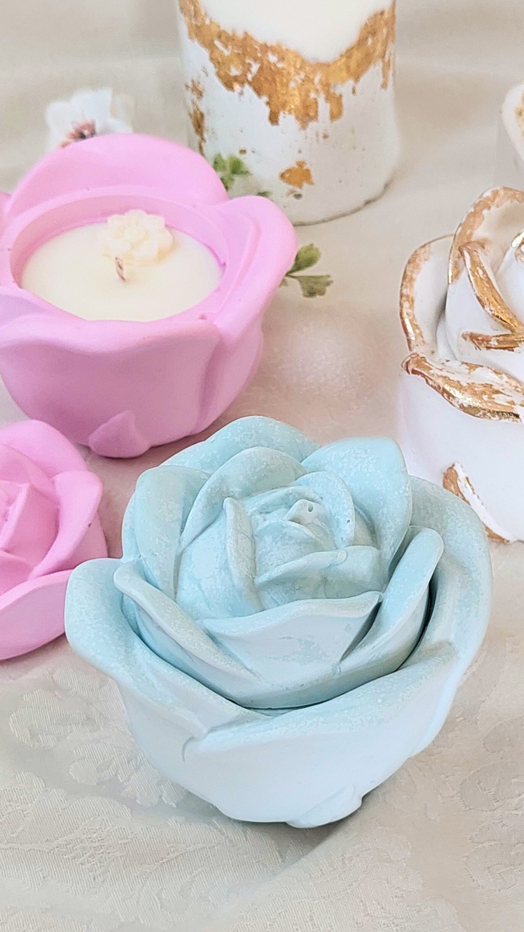 Imagina una hermosa rosa que no solo es un símbolo de belleza, sino también una pieza única, creada artesanalmente con resina acrílica biodegradable. Cada detalle de esta rosa ha sido cuidadosamente trabajado para lograr una textura y forma que resaltan su exclusividad. Ideal para dar un toque elegante y natural a cualquier espacio, esta pieza se puede usar como joyero, recipiente para velas o como decoración única.