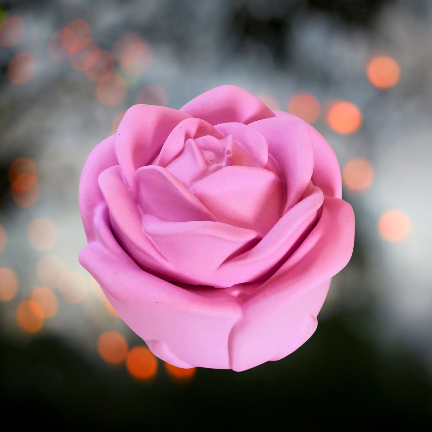 Imagina una hermosa rosa que no solo es un símbolo de belleza, sino también una pieza única, creada artesanalmente con resina acrílica biodegradable. Cada detalle de esta rosa ha sido cuidadosamente trabajado para lograr una textura y forma que resaltan su exclusividad. Ideal para dar un toque elegante y natural a cualquier espacio, esta pieza se puede usar como joyero, recipiente para velas o como decoración única.