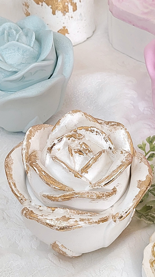 Una obra de arte en forma de rosa, creada artesanalmente en resina acrílica biodegradable, con cada detalle meticulosamente trabajado. Su diseño versátil te permite usarla como joyero, recipiente para velas o simplemente como una pieza decorativa única.