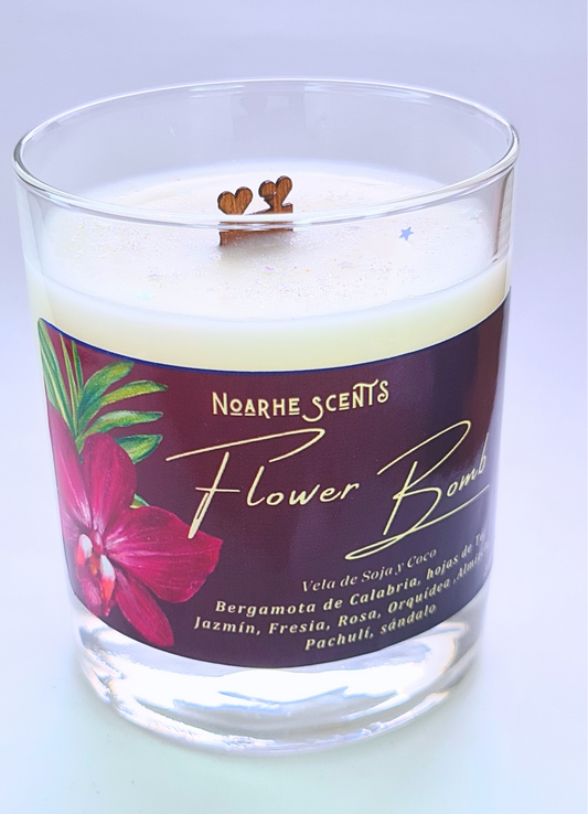 Flower Bomb es una experiencia sensorial única, creada con meticuloso cuidado para ofrecerte una fragancia irresistible y sofisticada. Cada vela es vertida a mano, asegurando calidad y exclusividad en cada detalle.