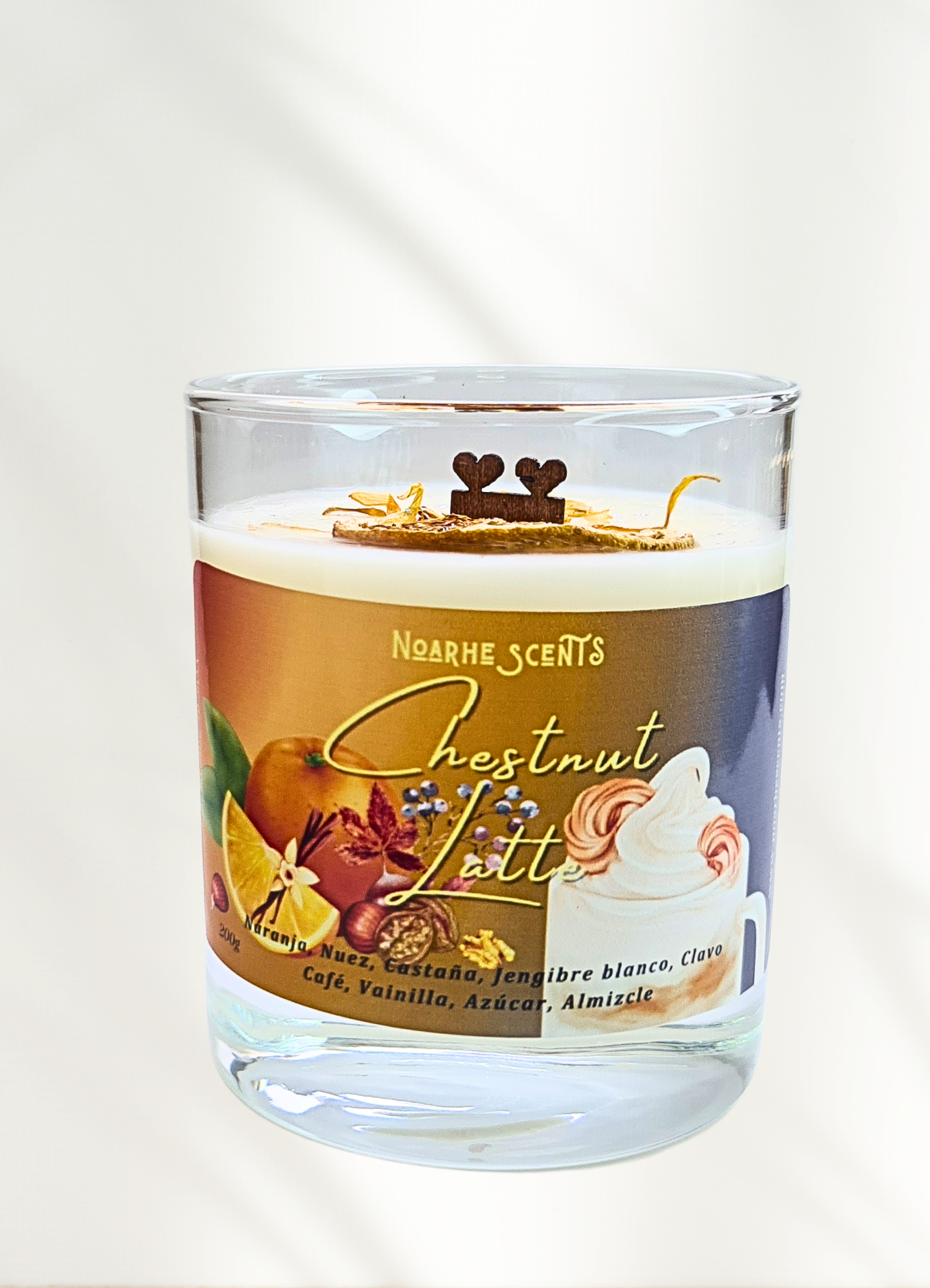 Disfruta plenamente del Otoño con nuestra Vela aromática Sweet Chesnut latte, un aroma cálido y único que evoca una lluviosa tarde de otoño, arropada con tu manta favorita en tu sofá y una taza caliente entre tus manos. Una rica fragancia con notas de salida cremosas de Naranja, Coco, Castaña, Nuez, Jengibre Blanco, Clavo. Café, Vainilla, Azúcar, Almizcle