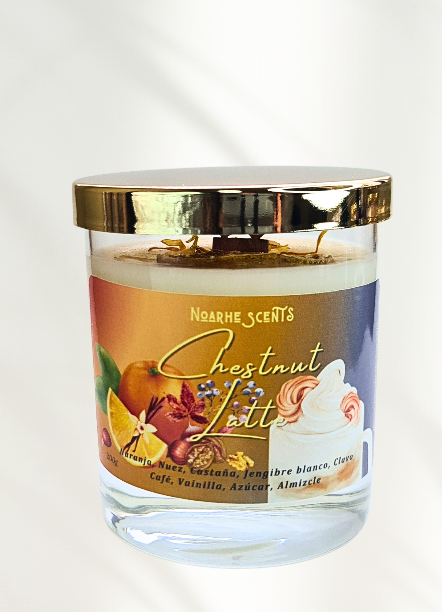 Disfruta del otoño con nuestra Vela Aromática Sweet Chestnut Latte, un aroma cálido y envolvente que te transporta a una tarde lluviosa, envuelto en tu manta favorita con una taza caliente en las manos.