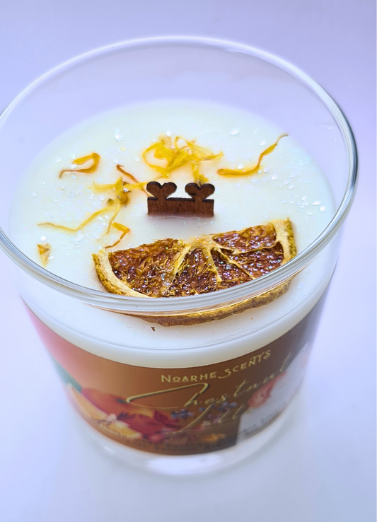 Disfruta del otoño con nuestra Vela Aromática Sweet Chestnut Latte, un aroma cálido y envolvente que te transporta a una tarde lluviosa, envuelto en tu manta favorita con una taza caliente en las manos.