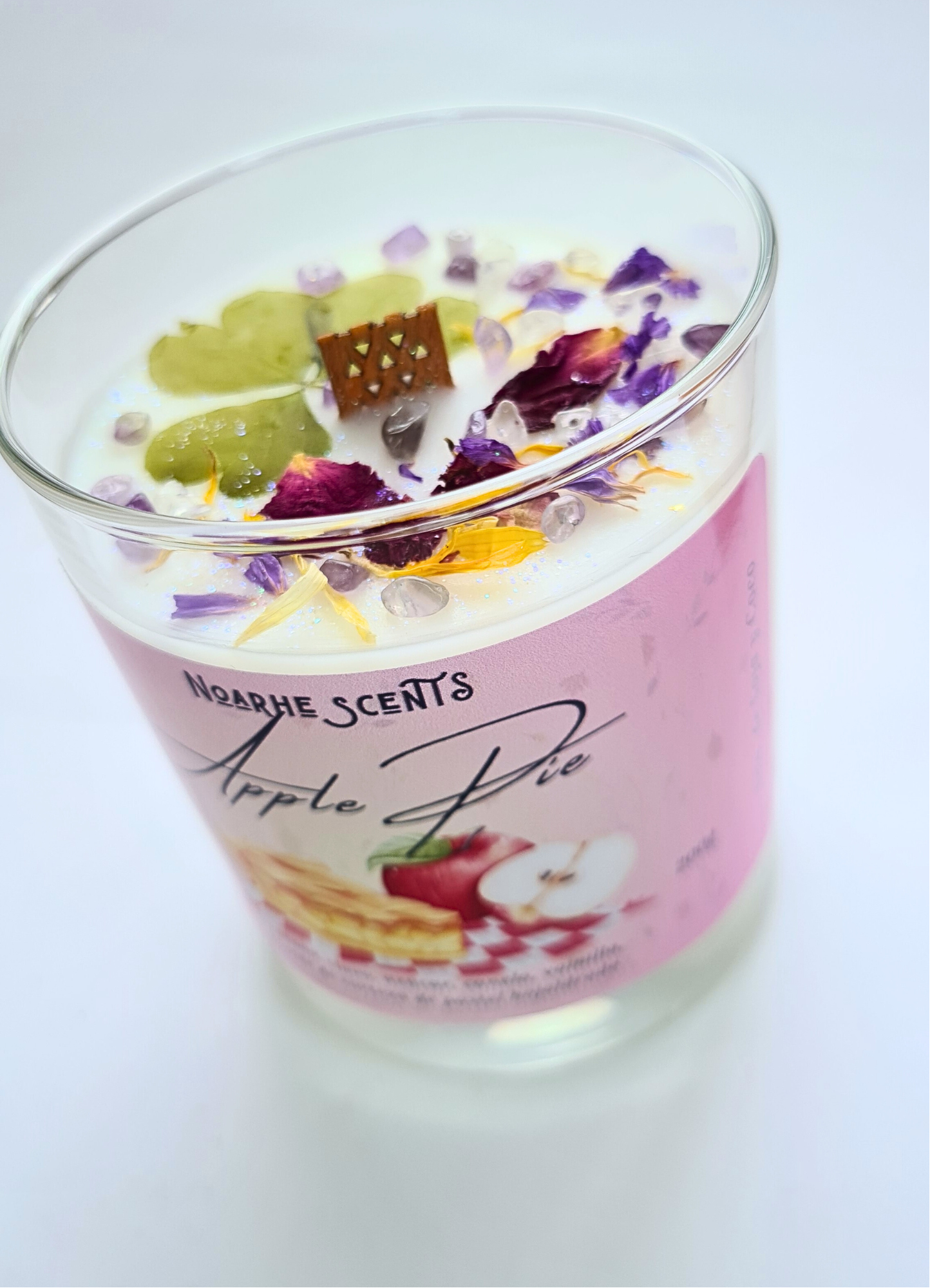 ¡Deléitate con un trozo de tarta de manzana! Disfruta de nuestra vela aromática con irresistibles aromas de canela, manzana y naranja. ¡Llena tu espacio con esta experiencia olfativa tentadora y reconfortante!