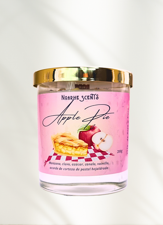 ¡Deléitate con un trozo de tarta de manzana! Disfruta de nuestra vela con irresistibles aromas de canela, manzana y naranja. ¡Llena tu espacio con esta experiencia olfativa tentadora y reconfortante!
