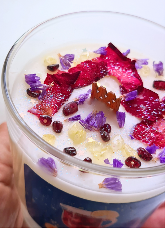 ¡Déjate llevar por el espíritu Navideño con nuestra vela aromática con fragancia a vino caliente! Sus aromas afrutados, dulces y especiados te llevaran a una acogedora noche de invierno, bebiendo una copa de vino caliente junto al fuego de una chimenea.
Esta hermosa fragancia es tan deliciosa como embriagadora, los aromas de ralladura de naranja, hojas de canela, manzana y azúcar moreno son una delicia.