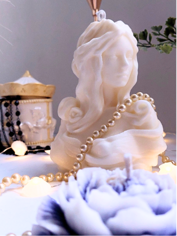 "Vela Freya, inspirada en la diosa nórdica del amor y la belleza. Hecha a mano con cera de soja 100% natural, su elegante busto femenino añade sofisticación y romanticismo a tu hogar o como regalo especial."