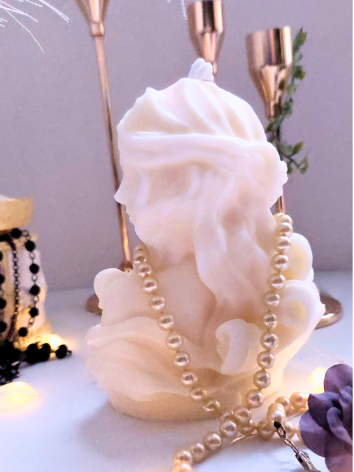 "Vela Freya, inspirada en la diosa nórdica del amor y la belleza. Hecha a mano con cera de soja 100% natural, su elegante busto femenino añade sofisticación y romanticismo a tu hogar o como regalo especial."