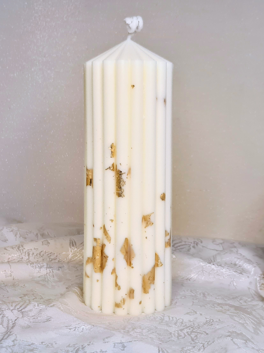 Nuestro pack más actual destaca por su diseño minimalista y sofisticado. Estas velas, decoradas con láminas de pan de oro, son el complemento perfecto para cualquier espacio, aportando un toque de distinción.