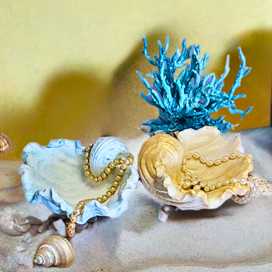 Inspirada en la belleza del océano, Venus es una delicada bandeja con diseño de concha marina, elaborada artesanalmente en resina acrílica biodegradable. Su versatilidad la convierte en el accesorio ideal para guardar joyas, llaves, porta objetos o incluso como recipiente para velas, ya que resiste hasta 200°C.