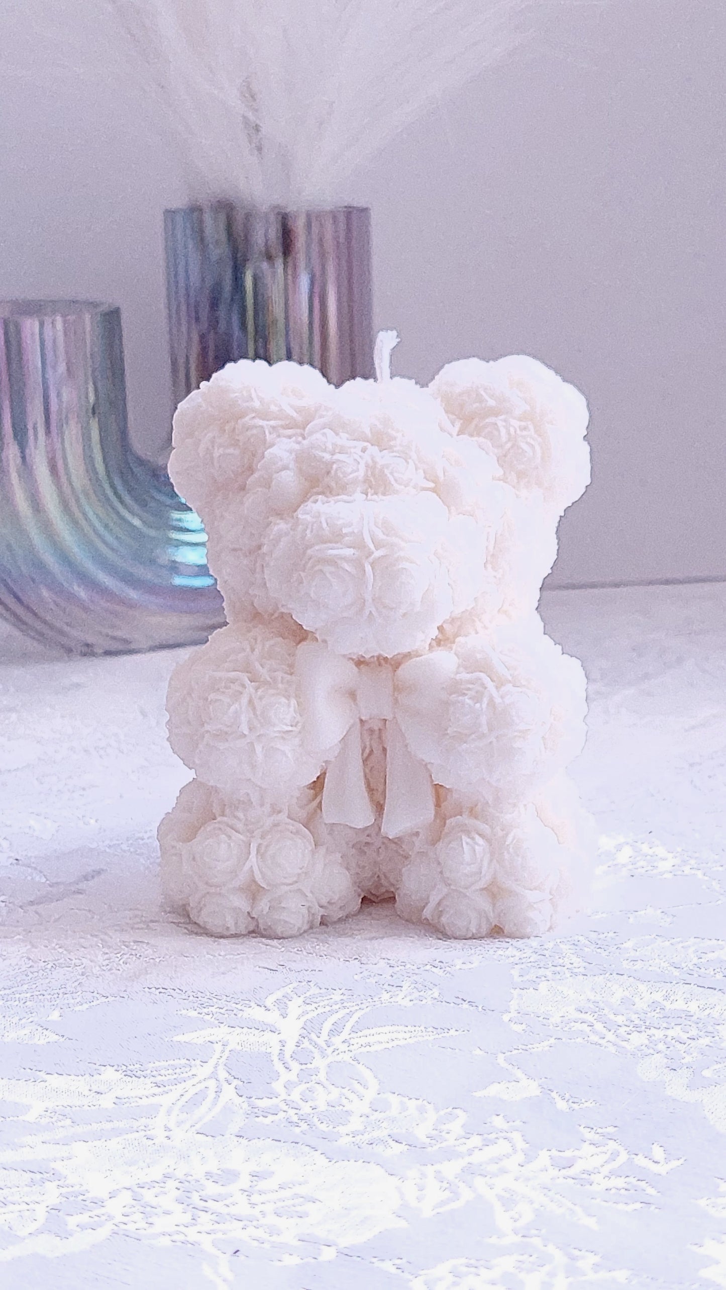 Vela Big Loving Teddy Bear hecha con cera de soja 100% natural. Artesanal, ecológica y personalizable en color y aroma. Ideal para decorar o regalar, añade ternura y calidez a cualquier espacio.
