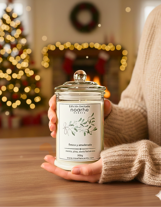 Bésame Bajo el Muérdago – Vela Aromática Floral y Festiva | Colección Magia en Navidad