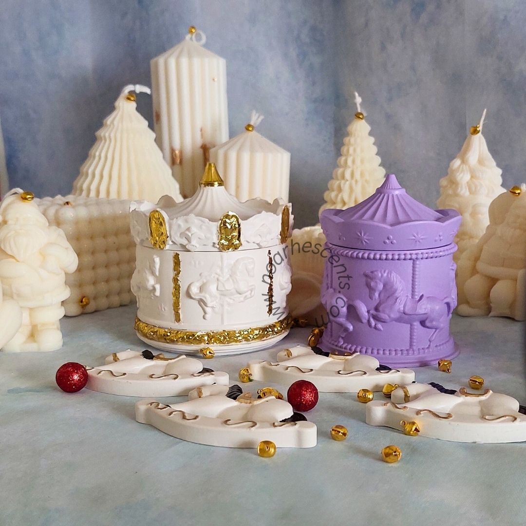 Dale un toque mágico y sostenible a tu hogar con nuestro Carrusel Decorativo, una obra de arte hecha a mano en resina acrílica biodegradable y decorada con pan de oro. Este carrusel no es solo un adorno, es un accesorio versátil y funcional: úsalo como joyero, porta-velas, cajita de secretos o incluso para guardar tus dulces favoritos. Su diseño elegante y minimalista lo convierte en el regalo perfecto para aquellos que aprecian la artesanía sostenible y la decoración exclusiva