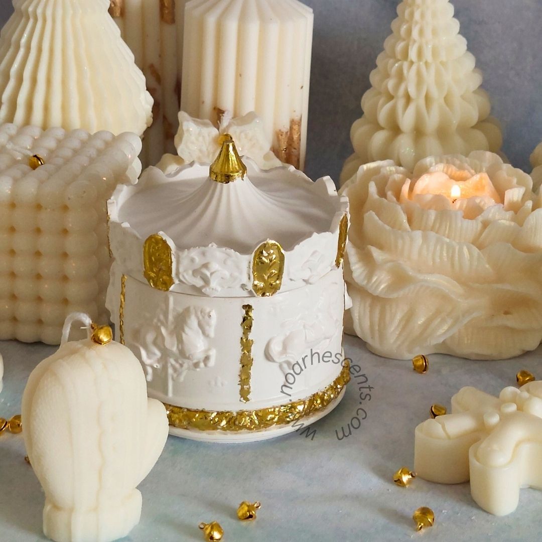 Dale un toque mágico y sostenible a tu hogar con nuestro Carrusel Decorativo, una obra de arte hecha a mano en resina acrílica biodegradable y decorada con pan de oro. Este carrusel no es solo un adorno, es un accesorio versátil y funcional: úsalo como joyero, porta-velas, cajita de secretos o incluso para guardar tus dulces favoritos. Su diseño elegante y minimalista lo convierte en el regalo perfecto para aquellos que aprecian la artesanía sostenible y la decoración exclusiva