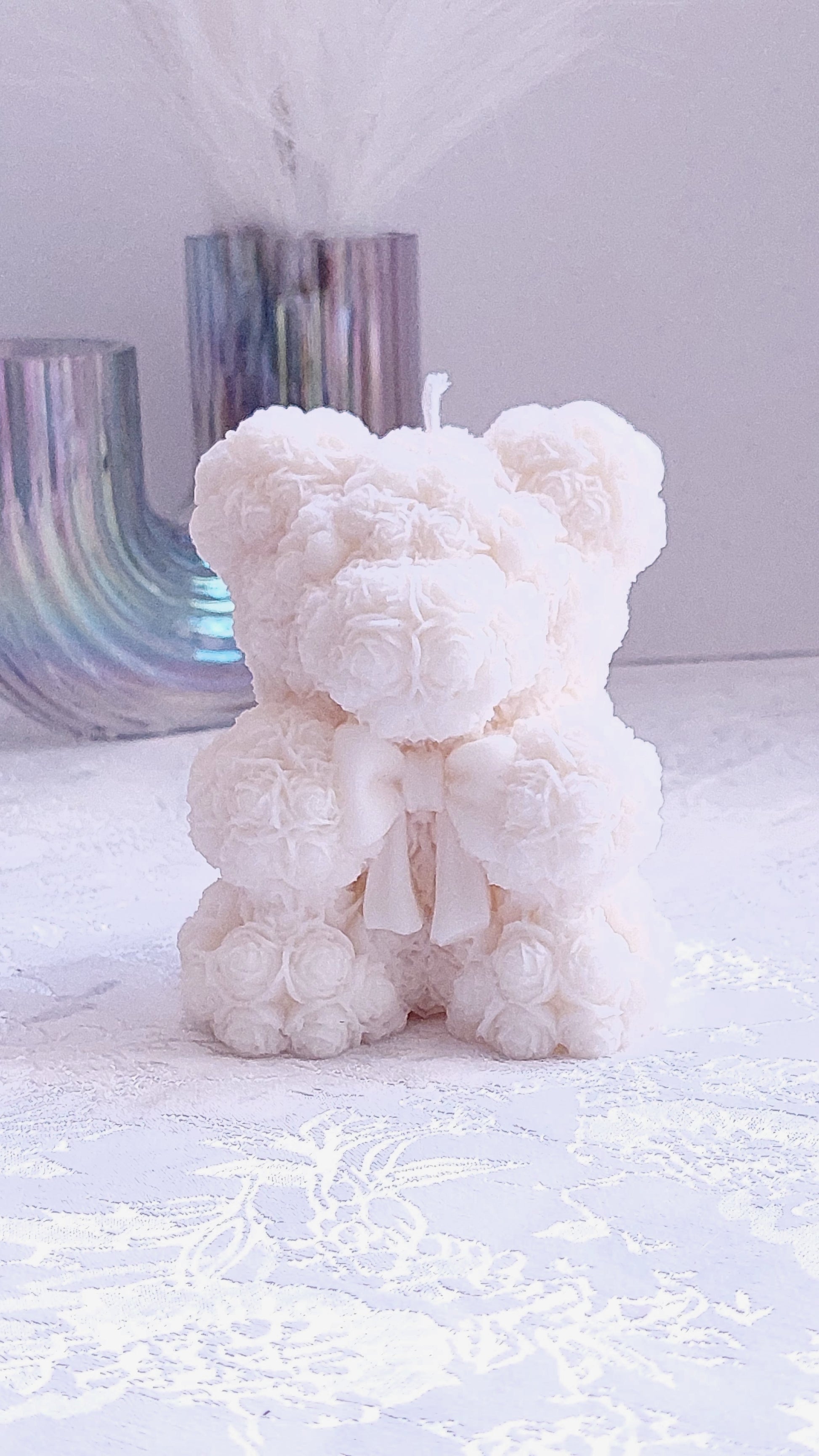 Vela Big Loving Teddy Bear hecha con cera de soja 100% natural. Artesanal, ecológica y personalizable en color y aroma. Ideal para decorar o regalar, añade ternura y calidez a cualquier espacio.