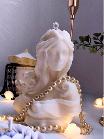 "Vela Freya, inspirada en la diosa nórdica del amor y la belleza. Hecha a mano con cera de soja 100% natural, su elegante busto femenino añade sofisticación y romanticismo a tu hogar o como regalo especial."