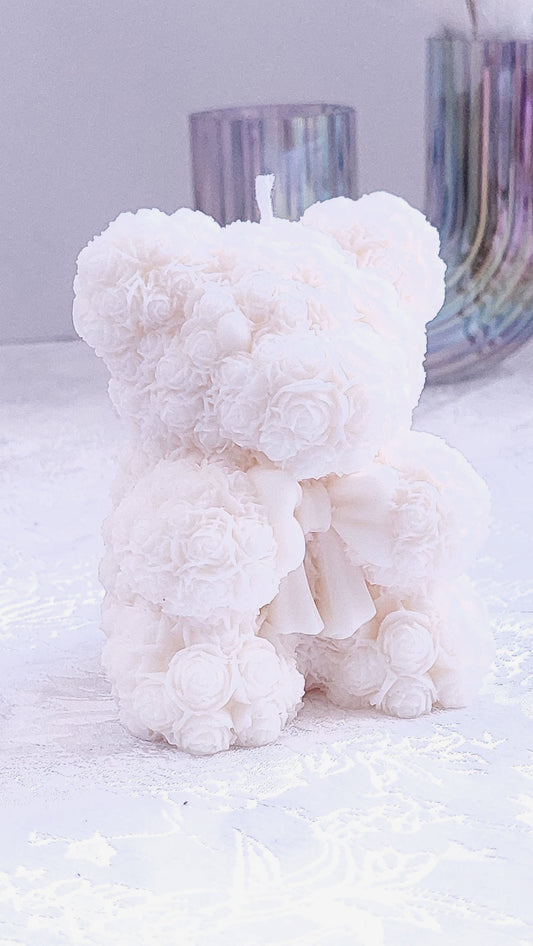 Vela Big Loving Teddy Bear hecha con cera de soja 100% natural. Artesanal, ecológica y personalizable en color y aroma. Ideal para decorar o regalar, añade ternura y calidez a cualquier espacio.